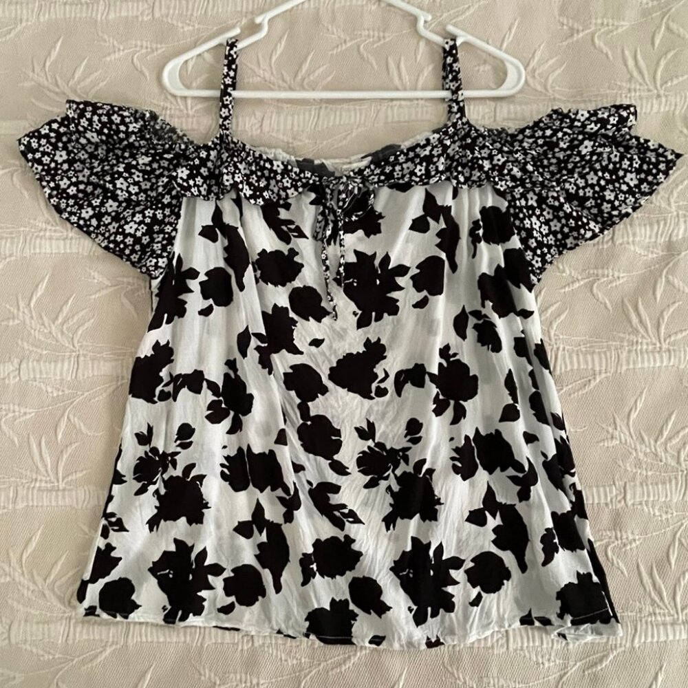 CATO Off Shoulder/Cold Shoulder Blouse with Floral Flutter Sleeves Size XL